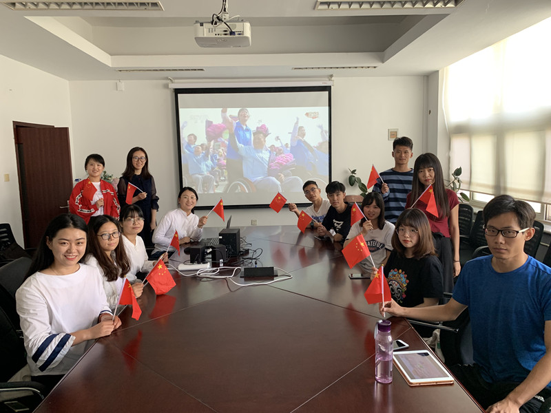 宁波建筑工业学校师生党员在劝学315观看国庆阅兵式_副本.jpg